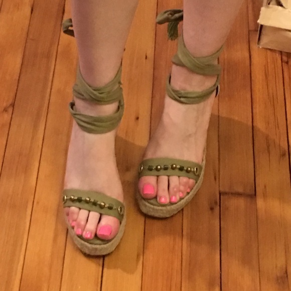 Gently used green espadrilles size 10 - Picture 2 of 8